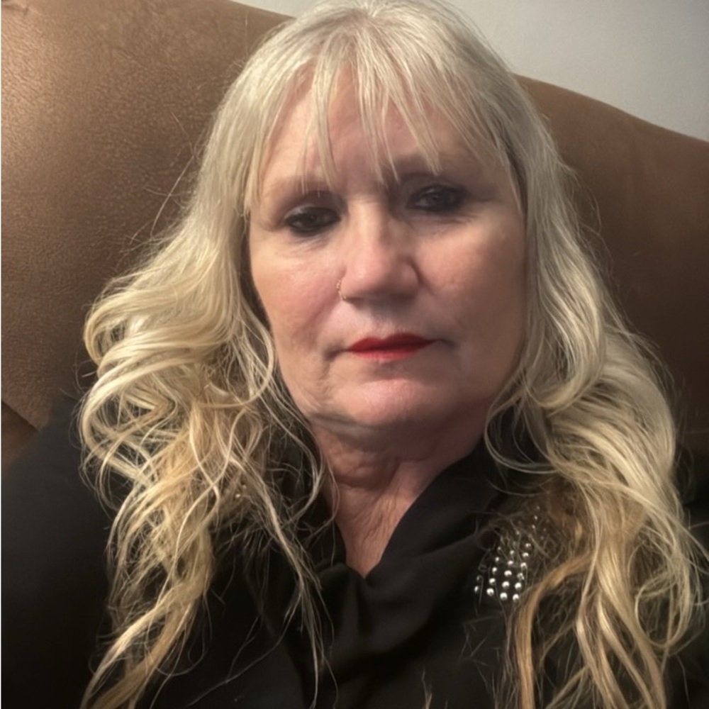 Meet your Posher, Claudia